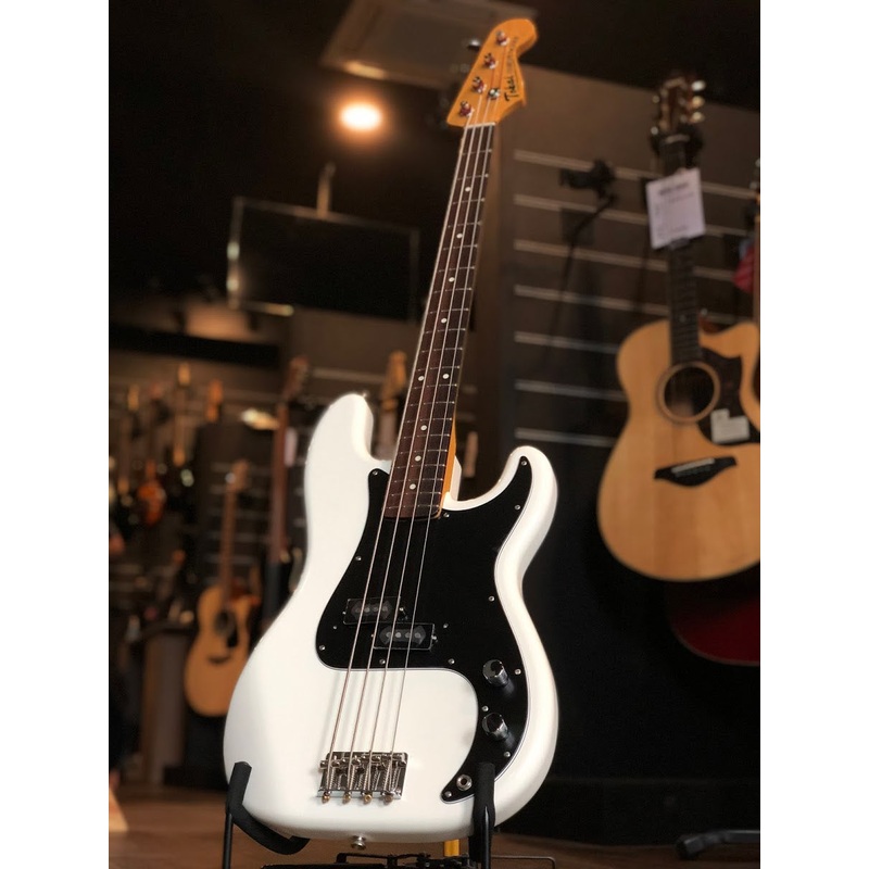 Tokai TPB-88 OWH/R Hard Puncher Bass Japan in Olympic White Single variant